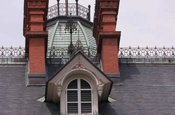 ネオバロック様式の窓上部アーチやドーマー窓