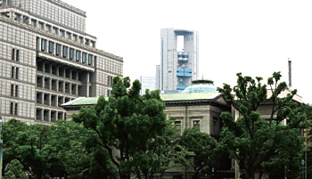 土佐堀川対岸より。左は大阪市役所
