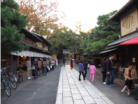 あぶり餅は、祭事で用いられた竹や供え餅を、参拝する人々に厄除けとして提供したのが始まりとされ、東門の門前に参道をはさんで、「一文字屋」と「かざりや」の2軒の店が向かい合う。