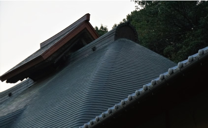 竹簀巻きを模した棟包と、煙出しの屋根。