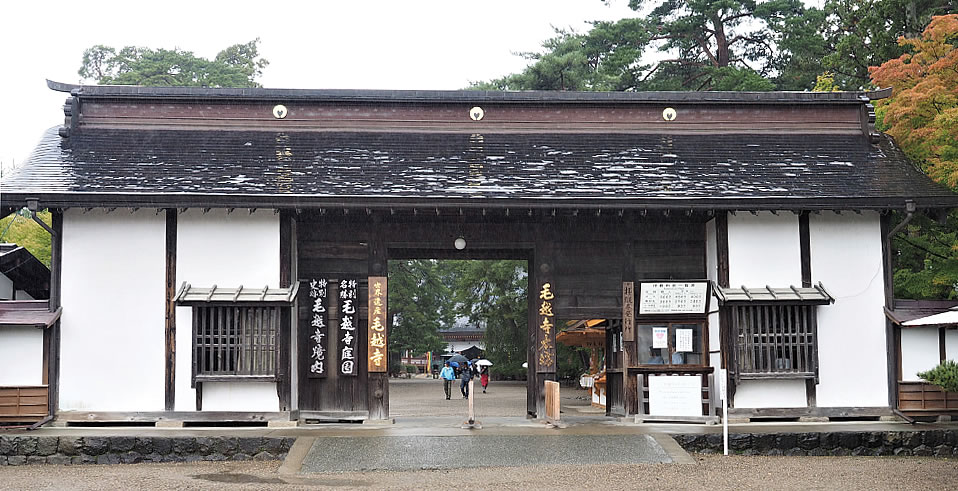 銅板葺きの山門