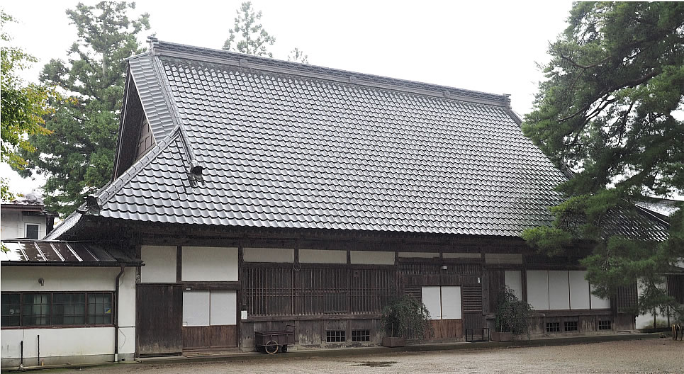 事務棟に屋根も金属瓦葺き