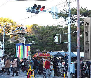 初詣で賑わう、住吉大社前駅