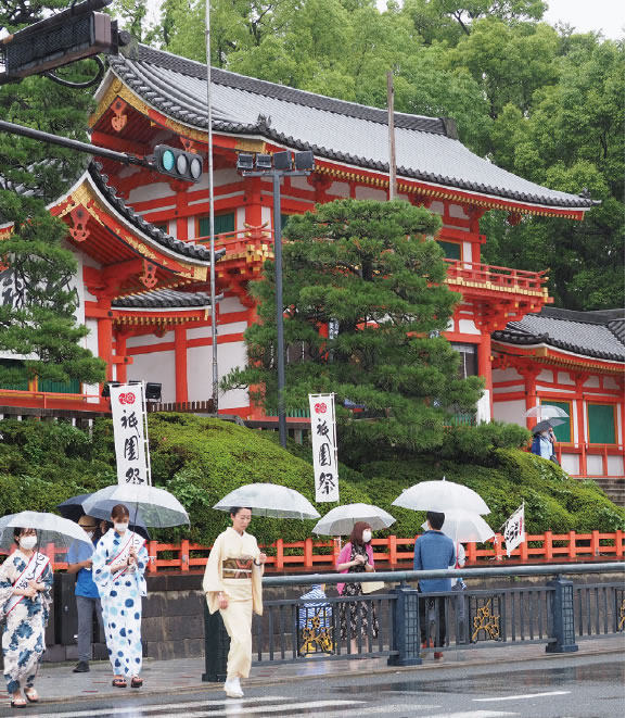 重文の西楼門。切り妻二階建て門