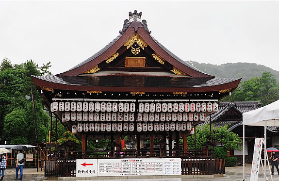 東山を背景に舞殿