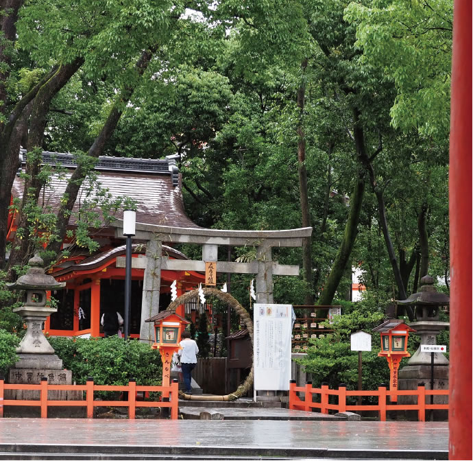 西楼門から入れば正面が疫神社だ