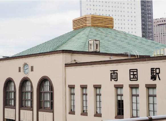 両国駅の屋根のように見えるが、ホームから見れば、方形の面取り（隅切り）部位がよく見える。
