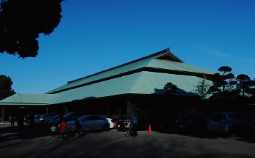 客殿の穏やかな屋根