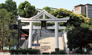 外堀通り側の山王鳥居