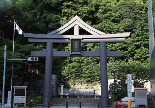 裏参道の黒鳥居