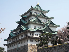 名古屋城旧三の丸の北東・東に緑の屋根の特徴のある建物が並んでいる。