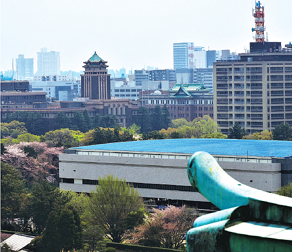 天守より市庁舎（左）、県庁舎（右）の緑青屋根を望む。